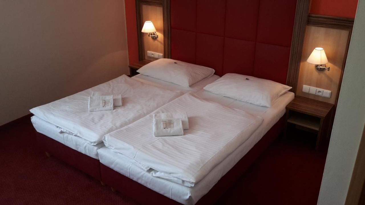 Corner Hotel U Divadla*** - Znojmo Exteriör bild